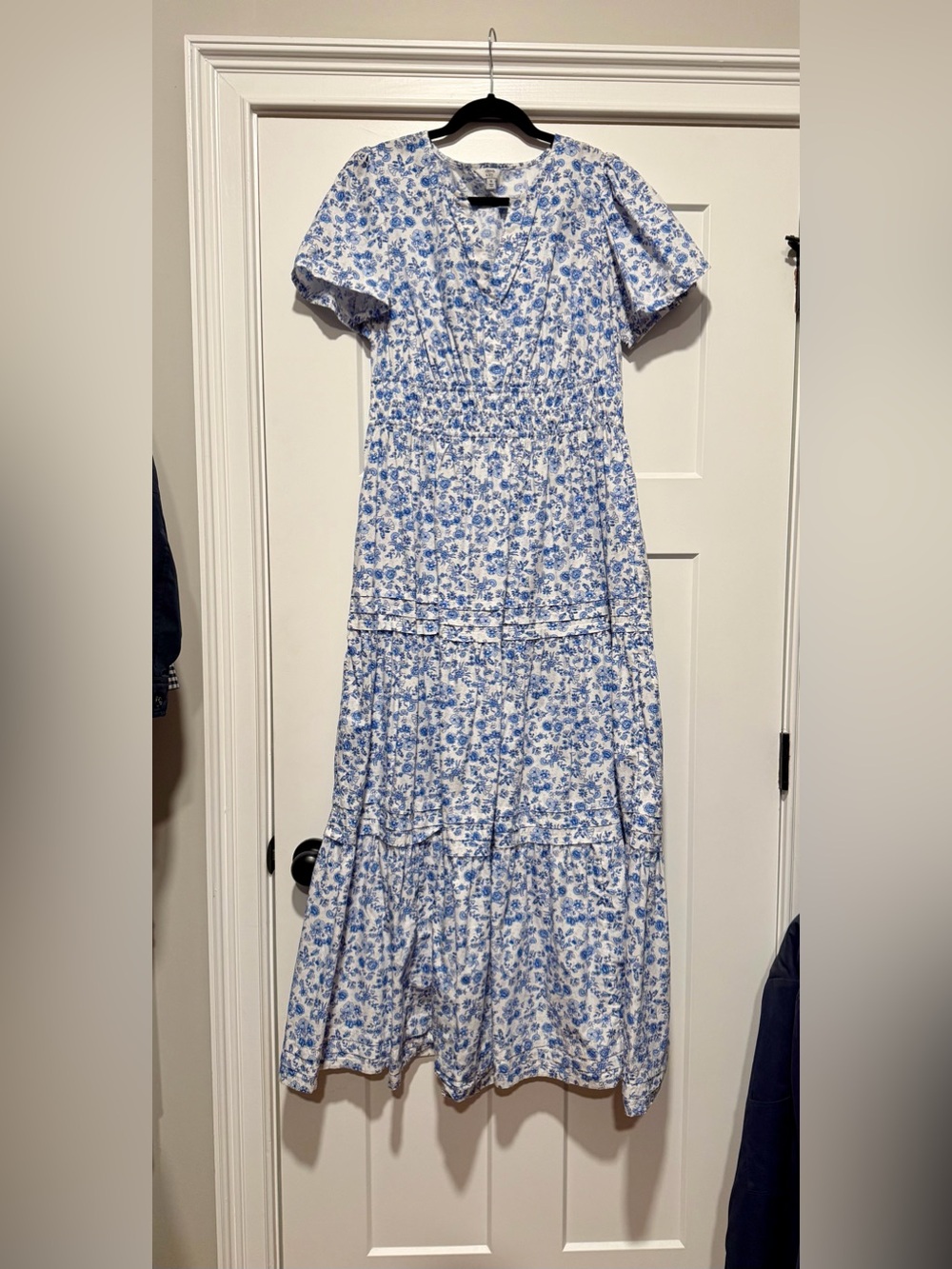 crown & ivy Blue and White Floral Tiered Maxi Dress size Medium